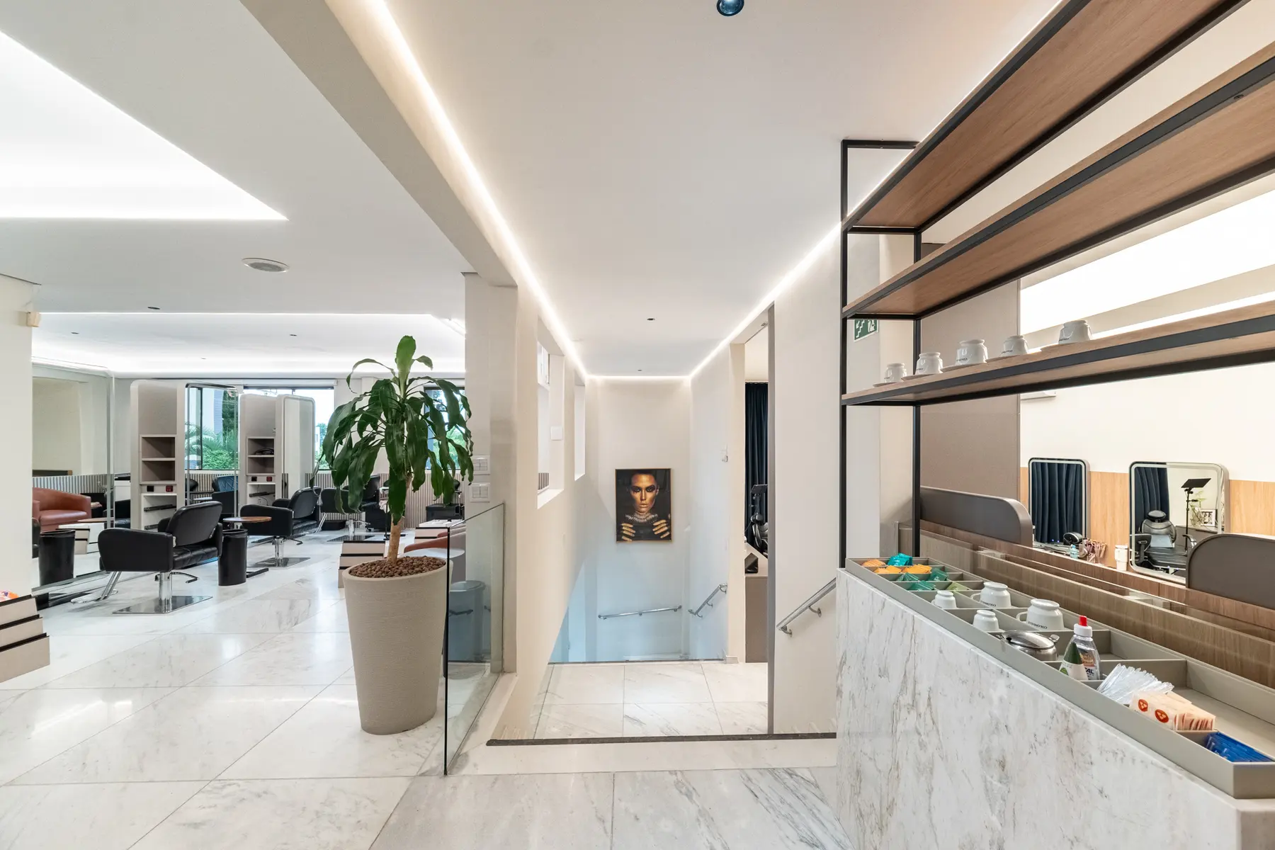Interior da Colonialle Hairstyle & Beauty, no Batel, em Curitiba